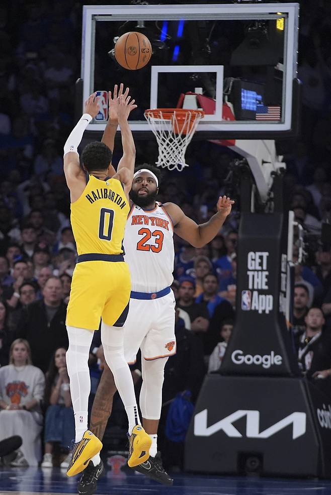 <yonhap photo-4586=""> Indiana Pacers guard Tyrese Haliburton (0) shoots a 2-point shot against New York Knicks center Mitchell Robinson (23) to tie the score at the end of regulation in Game 1 of the NBA basketball Eastern Conference final, Wednesday, May 21, 2025, in New York. (AP Photo/Frank Franklin II)/2025-05-22 12:03:51/ <저작권자 ⓒ 1980-2025 ㈜연합뉴스. 무단 전재 재배포 금지, AI 학습 및 활용 금지></yonhap>