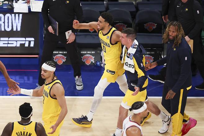 <yonhap photo-4995=""> epa12124437 The Pacers' Tyrese Haliburton (C) celebrates after the Pacers defeated the Knicks in overtime in game one of the Eastern Conference finals between the Indiana Pacers and the New York Knicks at Madison Square Garden in New York, New York, USA, 21 May 2025. EPA/JUSTIN LANE SHUTTERSTOCK OUT/2025-05-22 13:44:15/ <저작권자 ⓒ 1980-2025 ㈜연합뉴스. 무단 전재 재배포 금지, AI 학습 및 활용 금지></yonhap>