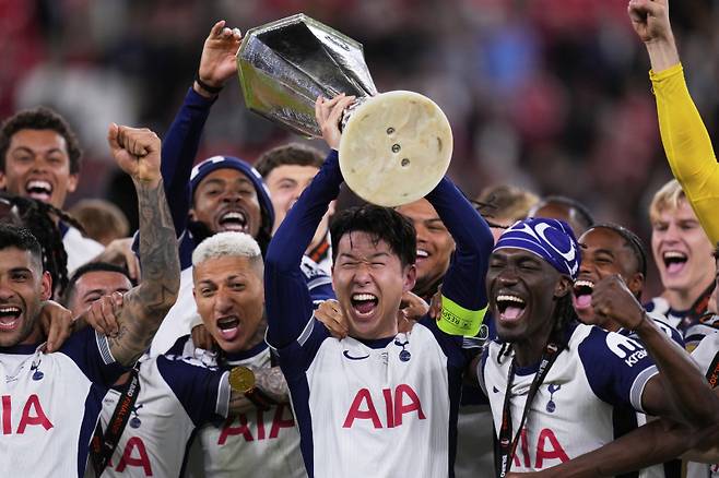 UEL 우승 트로피를 들어 올린 손흥민. 그의 목에 메달이 없는 것을 확인할 수 있다. 사진=AP 연합뉴스