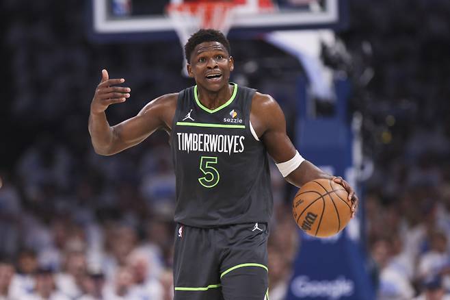 <yonhap photo-2783="">지난 21일(한국시간) 열린 2024~25 NBA 서부 콘퍼런스 1차전에 출전한 에드워즈. [AP=연합뉴스]</yonhap>