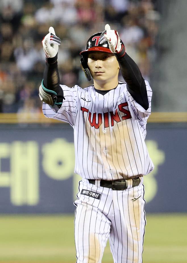 2025 KB0리그 프로야구 LG트윈스와 한화이글스의 경기가 26일 오후 서울 잠실야구장에서 열렸다. 6회 말 2사 2루에서 1타점 적시타를 친 신민재가 1루에서 세리머니를 하고 있다. 잠실=김민규 기자 mgkim1@edaily.co.kr&nbsp;