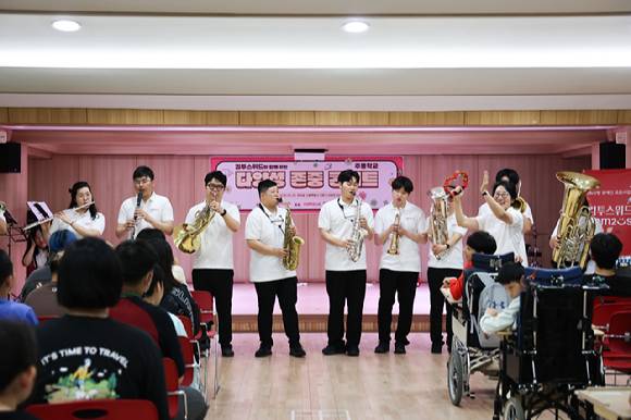 컴투스위드는 20일 서울 강동구에 위치한 주몽학교에서 '컴투스위드와 함께하는 다양성 존중 콘서트'를 진행했다. [사진=컴투스]