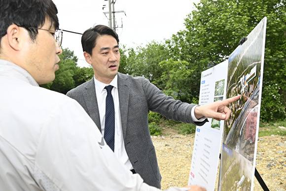 최재훈 달성군수가 철거 완료된 약산온천 현장 방문 후 최종 점검하고 있다 [사진=달성군]