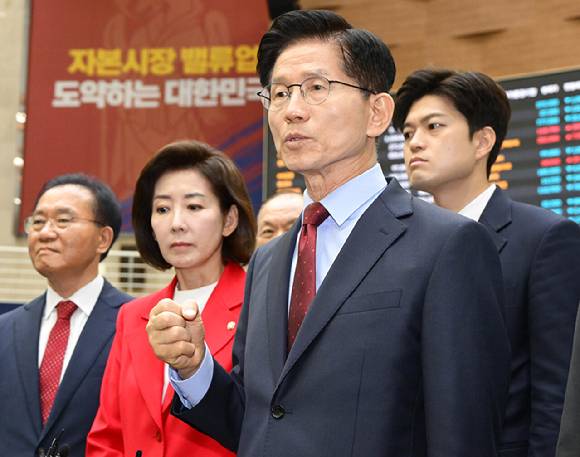 김문수 국민의힘 대선후보가 22일 서울 여의도 한국거래소에서 열린 중앙선거대책위원회 현장 회의를 마친 뒤 취재진 질문에 답하고 있다. [사진=연합뉴스]