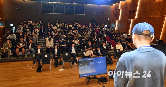 제4회 아이뉴스24 ICT 포럼 '장르 플랫폼 파괴적 혁신: 게임 개척자에게 노하우를 듣다' 라는 주제로 22일 오후 서울 중구 페럼타워 페럼홀에서 열렸다. 김용하 넥슨게임즈 IO본부 본부장이 참가자들의 질문을 듣고 있다. [사진=곽영래 기자]