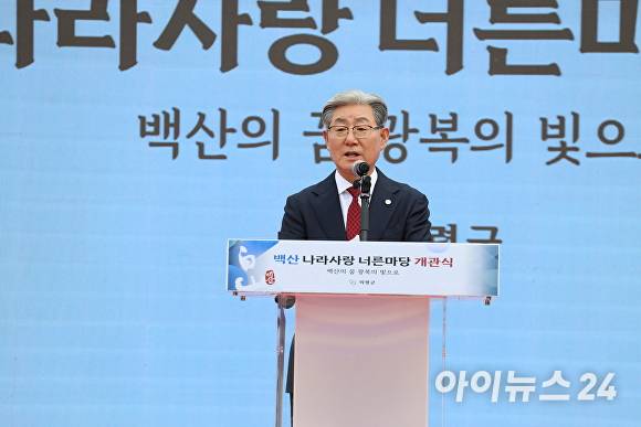 오태완 경남 의령군수가 지난 21일 '백산 나라사랑 너른 마당' 기념관 개관식에서 인사말을 하고 있다. [사진=임승제 기자]