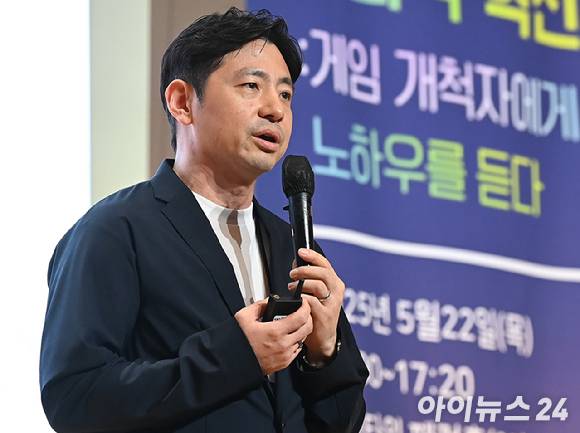 22일 오후 서울 중구 페럼타워 페럼홀에서 열린 제4회 아이뉴스24 ICT포럼 '장르 플랫폼 파괴적 혁신: 게임 개척자에게 노하우를 듣다'에서 김상호 NHN 게임사업본부장이 강연하고 있다. [사진=곽영래 기자]