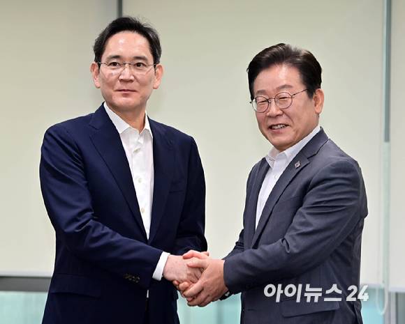 이재명 더불어민주당 대표(오른쪽)와 이재용 삼성전자 회장[사진=정소희 기자]