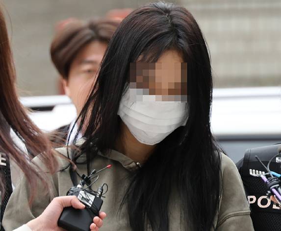 축구 국가대표팀 주장 손흥민의 아이를 임신했다고 주장하며 손씨에게 돈을 뜯어내려 한 20대 여성 양모씨가 17일 영장실질심사를 받기 위해 서울중앙지법에 들어서고 있다. 2025.5.17