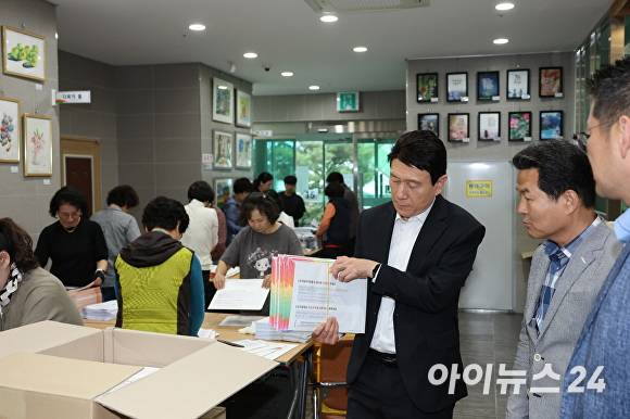 22일 이강덕 시장이 오천읍 행정복지센터를 방문해 선거 공보물 발송 작업에 구슬땀을 흘리고 있는 현장 직원들과 봉사자들을 찾아 격려했다. [사진=포항시청]