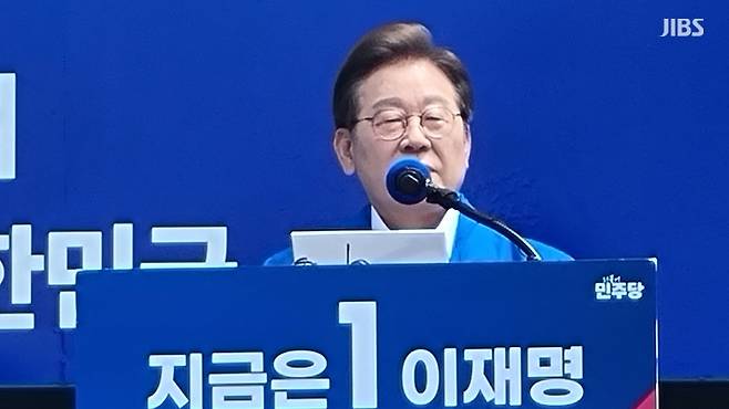 이재명 더불어민주당 대선 후보가 오늘(22일) 제주시 동문로터리에서 유세 연설을 하는 모습 (사진, 윤인수 기자)