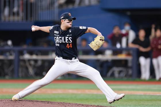 프로 3년차에 마무리 투수 보직을 맡은 김서현은 최고 시속 160.5㎞에 이르는 강속구와 위력적인 변화구를 적절히 섞어 던지며 지난 20일까지 14세이브를 쌓아 올려 소속팀 한화의 상위권 질주에 힘을 보태고 있다. [연합뉴스]