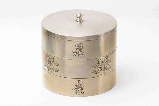 백동에 나비 무늬와 글자를 새긴 삼층합. [사진 박여숙화랑]