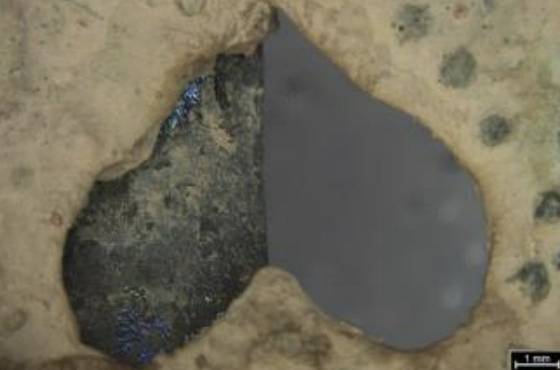 경주 황남동 120-2호 고분에서 2020년 출토된 금동관의 비단벌레 흔적. [사진 국가유산청]