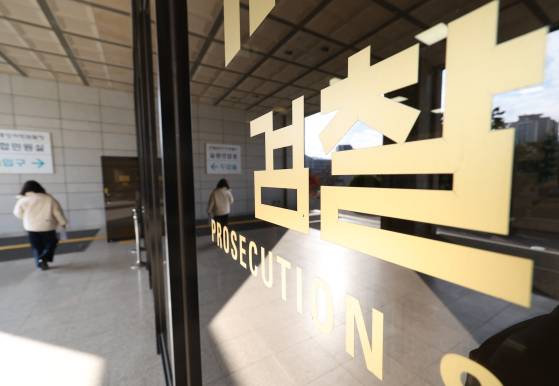 이창수 서울중앙지검장의 사의 표명 이후 검찰 내부 분위기가 술렁이고 있다. 더불어민주당이 주도하는 검찰 해체와 검사 개인에 대한 파면 제도 등을 우려하는 목소리가 커지면서다. 연합뉴스