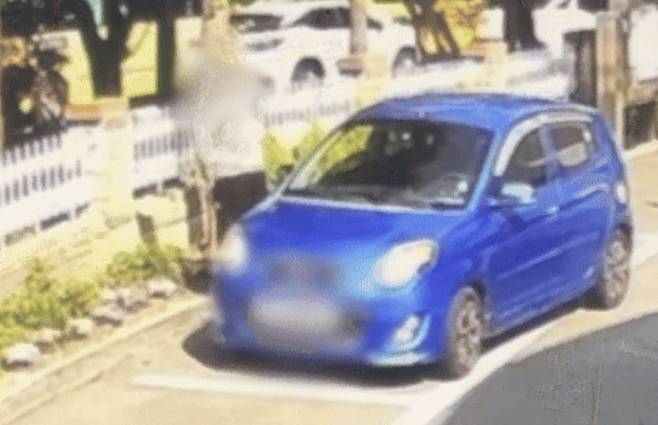 사진 A씨가 경찰서 주차장에서 노상 방뇨하고 있다. 사진 해운대경찰서