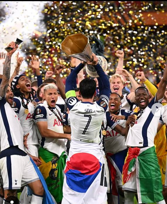 태극기를 허리에 감고 유로파리그 우승 트로피를 들어올린 손흥민. [사진 유로파리그 SNS]