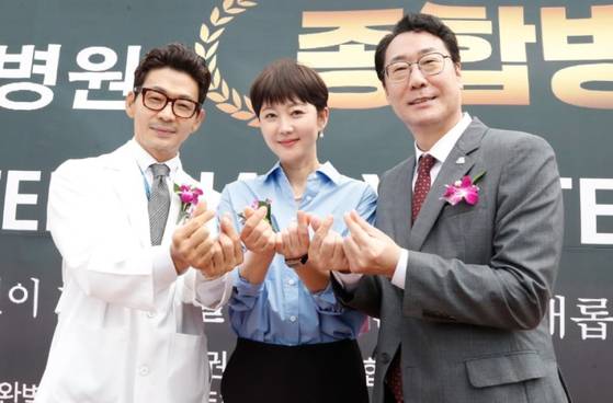 허일(왼쪽) 화성유일병원장과 그의 아내 배우 염정아(가운데), 정명근 화성특례시장이 지난 20일 화성유일병원 하늘정원에서 열린 종합병원 승격 행사에서 기념 사진을 촬영하고 있다. 사진 정 시장 페이스북 캡처
