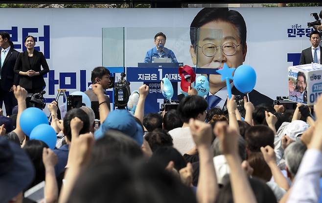 21일 인천 부평역 북광장에서 유권자들이 더불어민주당 이재명 대선 후보의 이름을 연호하고 있다. 김성룡 기자
