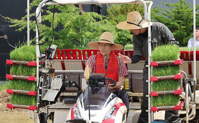 국민의힘 김문수 대선 후보가 21일 경기 고양시 덕양구에서 열린 '고양시 청년농업인 모내기 및 새참간담회' 행사에 참석해 청년농부와 이양기를 몰고 있다. 임현동 기자