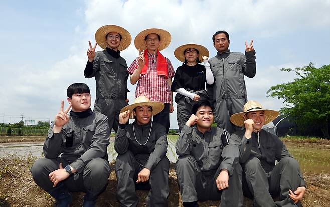 김문수 국민의힘 대선후보가 21일 오후 경기 고양시 덕양구 화정동 일대 논에서 청년농업인들과 기념사진을 찍고 있다. 임현동 기자