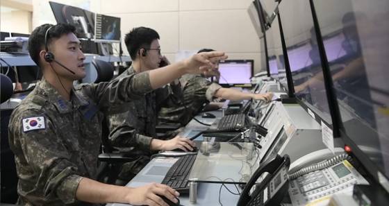 공군 한국형미사일방어체계(KAMD) 작전센터에서 공군 관계자가 임무를 시연하고 있다. 사진 공군 제공