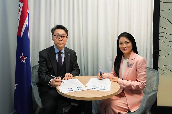 김진욱(왼쪽) 고위공직자범죄수사처(공수처) 처장이 2023년 5월 30일 뉴질랜드 오클랜드 SFO 청사에서 캐런 창 뉴질랜드 중대비리수사청(SFO) 청장과 업무 협력 증진을 위한 약정서에 서명하며 기념 촬영을 하고 있다. [사진 공수처]