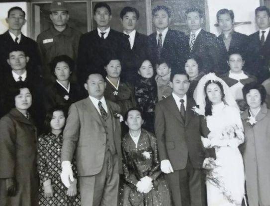 임정열 전무 작은 오빠 결혼식 사진. 임 전무(앞줄 왼쪽에서 두 번째)가 아버지(임 전무 오른쪽)와 한 프레임 안에 들어있는 건 이 사진이 유일하다. [사진 임정열]