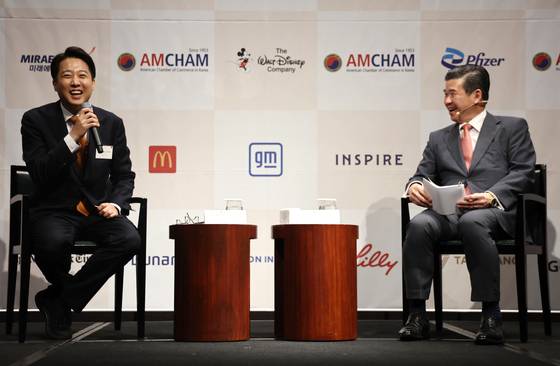 개혁신당 이준석 대선 후보가 22일 그랜드하얏트서울에서 열린 주한미국상공회의소(암참) 간담회에서 제임스 김 암참 회장과 대담을 나누고 있다. 연합뉴스