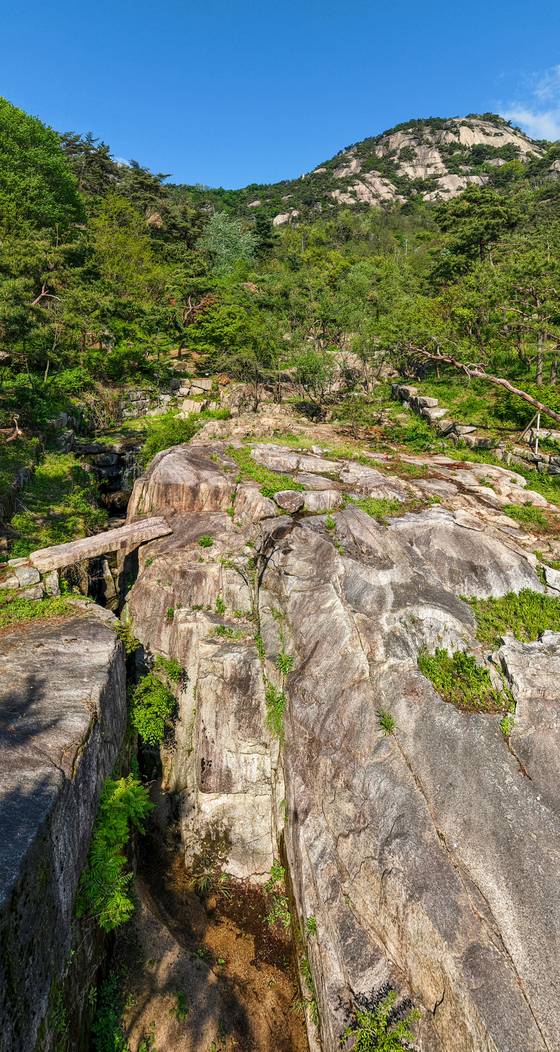 2일 오후 서울시 종로구 인왕산 수성동 계곡 모습. 김정훈 기자.