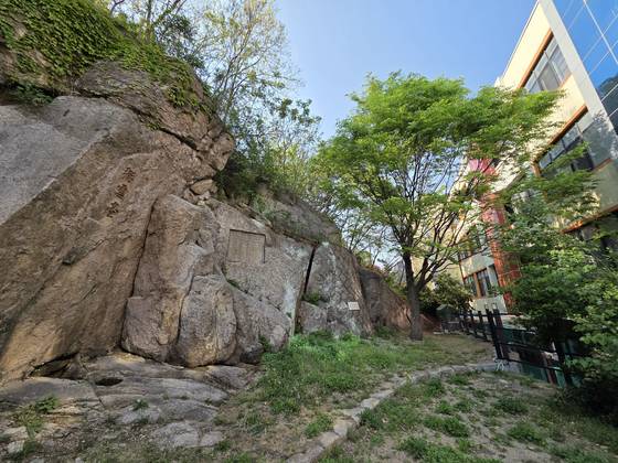 2025년 4월 29일 현재 필운대의 모습. 배화여고 교정 안에 있으며 바로 앞에 건물이 자리잡고 있다. 사진 문소영 기자