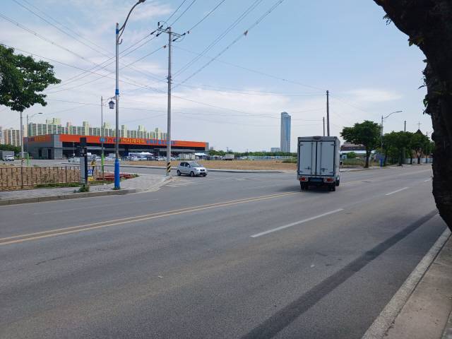 ▲ 동해시 이도동의 한 대형마트 인근 4차선 도로에서 마트 진입을 위한 불법 좌회전이 수시로 발생하면서 안전사고 위험이 높아지고 있다. 김우열 기자