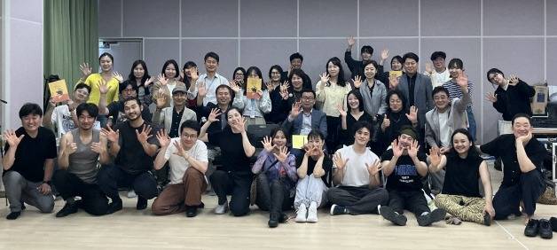 ▲ 강원도립극단 6기 배우단원들은 최근 연습실에서 ‘갈매기에게 나는 법을 가르쳐준 고양이’ 공연을 위한 시연회를 가졌다.