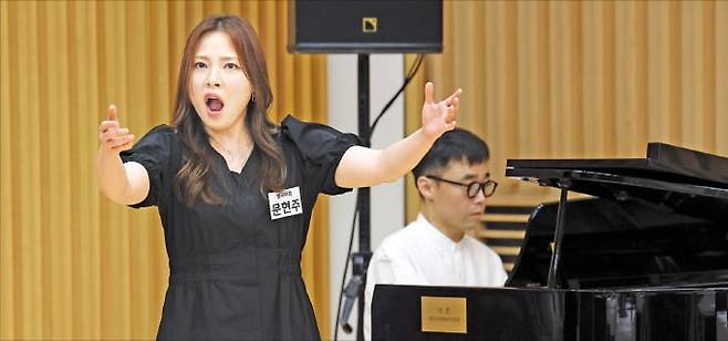 소프라노 문현주가 지난 20일 오페라 ‘마술피리’ 기자간담회에서 시연을 하고 있다.  /뉴스1