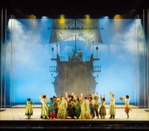 2023년 국립창극단 ‘베니스의 상인들’ 초연 무대에 등장한 대형 범선.  /국립극장 제공