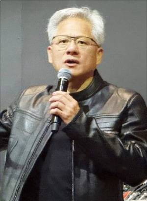 젠슨 황 엔비디아 최고경영자(CEO)가 21일 대만 타이베이 만다린오리엔탈호텔에서 열린 기자간담회에서 질문에 답하고 있다.  /연합뉴스