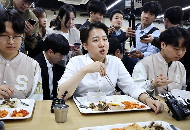 개혁신당 이준석 대선 후보가 15일 서울교육대학교에서 진행한 '학식먹자 이준석' 행사에서 점심을 먹으며 대화를 나누고 있다. /연합뉴스
