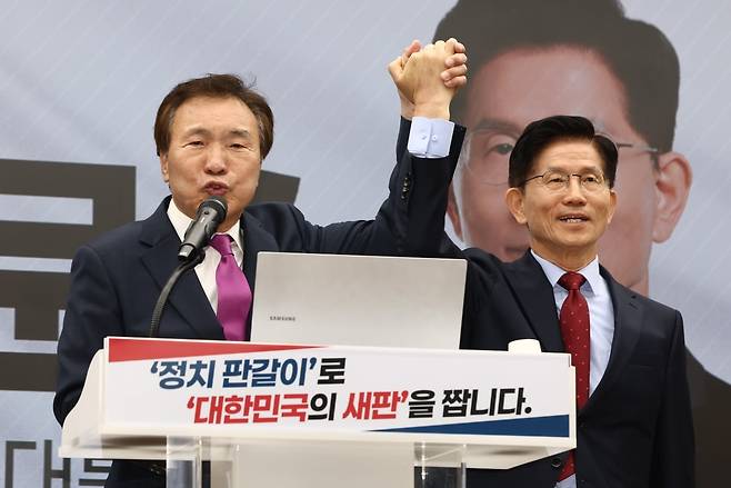 손학규 전 민주당·바른미래당 대표가 22일 오전 서울 여의도 국민의힘 중앙당사에서 김문수 대통령 후보의 손을 맞잡고 지지 선언을 하고 있다./ 사진=뉴스1