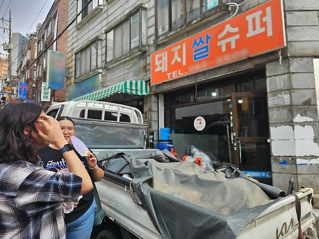 지난 21일 서울 마포구 아현동 영화 기생충 촬영지를 찾은 외국인 관광객들이 철거 현장을 지켜보고 있다. / 사진=권용훈 기자