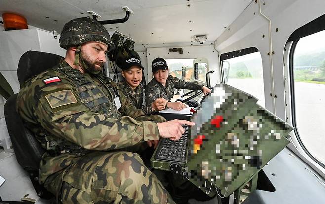 폴란드군 교육생들이 다연장로켓 천무의 조작 및 기동을 실습하고 있다.  / 사진=육군 제공