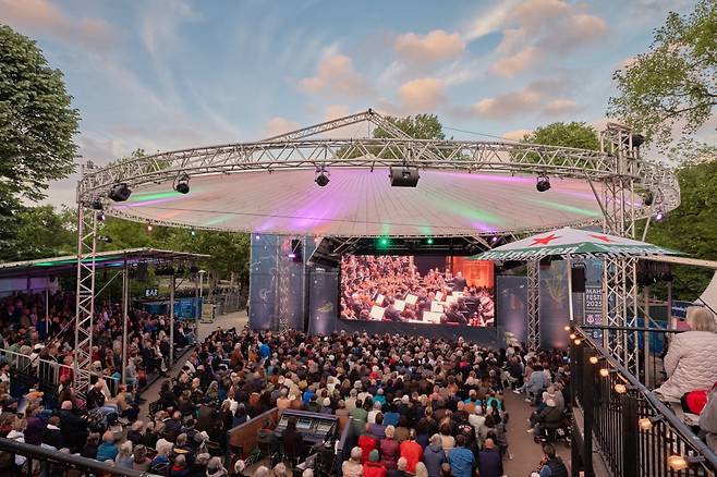 암스테르담 본델파크에 설치된 말러 페스티벌 공연 야외 관람장. ⓒ Milagro Elstakjpg
