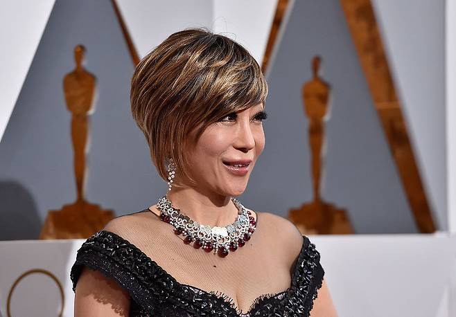 2016년 2월 28일 소프라노 조수미가 캘리포니아 할리우드 & 하이랜드 센터에서 열린 제88회 아카데미 시상식에 참석하고 있다. 게티이미지