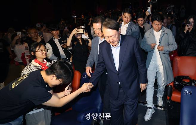 윤석열 전 대통령이 지난 21일 서울 메가박스 동대문에서 영화 ‘부정선거, 신의 작품인가’ 관람을 마치고 상영관을 나서며 지지자와 인사 나누고 있다. 사진공동취재단