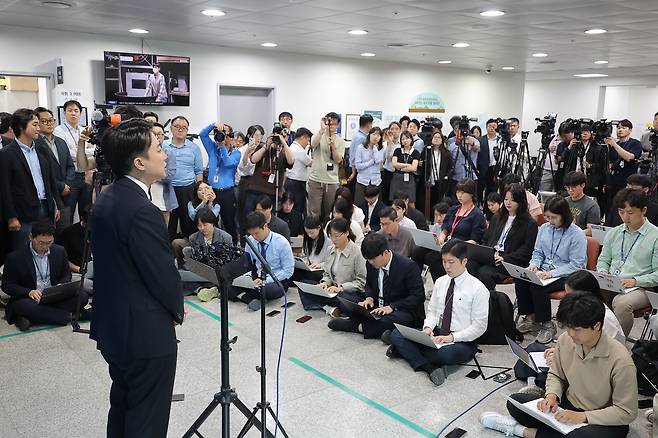 이준석 개혁신당 대선 후보가 22일 국회 소통관에서 기자회견을 마친 뒤  질문에 답하고 있다. 연합뉴스