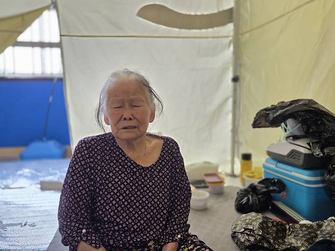 경북 안동시 길안면 길안중학교 체육관에 마련된 임시 천막에서 두 달째 대피생활을 이어가고 있는 천현저 할머니가 대피소 생활의 어려움을 털어놓으며 울먹이고 있다.