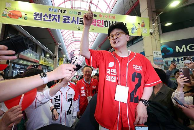 한, 청주서 김문수 지원 유세 한동훈 전 국민의힘 대표가 22일 충북 청주시 육거리시장을 찾아 김문수 대선 후보 지원 유세를 하고 있다. 연합뉴스
