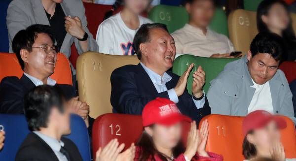 윤석열 전 대통령이 21일 서울 메가박스 동대문에서 영화 ‘부정선거, 신의 작품인가’를 관람한 후 박수를 치고 있다. 왼쪽부터 이영돈 PD, 윤 전 대통령, 전한길 전 한국사 강사. 사진공동취재