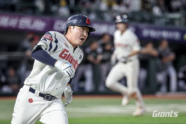 22일 LG와 마지막 경기를 앞두고 롯데 자이언츠는 정보근을 1군 엔트리에서 제외했다. 정보근은 지난 21일 마지막 타선에서 공에 손목을 맞아 휴식을 취할 예정이다. 사진은 지난 21일 경기에서 적시타를 치고 달려 나가는 모습. 롯데 자이언츠 제공