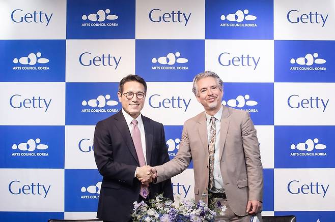 Choung Byoung-gug (left), chairperson of Arts Council Korea, and Andrew Perchuk, deputy director of the Getty Research Institute, pose for a photo on Thursday at a press conference in Seoul. (ARKO)