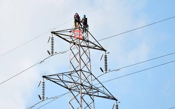 Professionals mend a pylon in Nonsan, South Chungcheong, on Oct. 14, 2021 [JOONGANG ILBO]